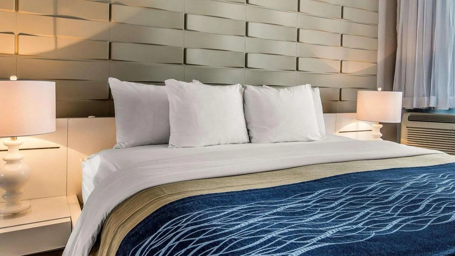 Comfort Inn & Suites Levittown