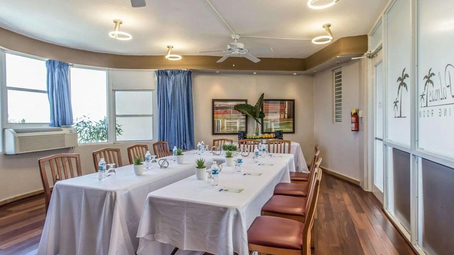 Comfort Inn & Suites Levittown Hotel