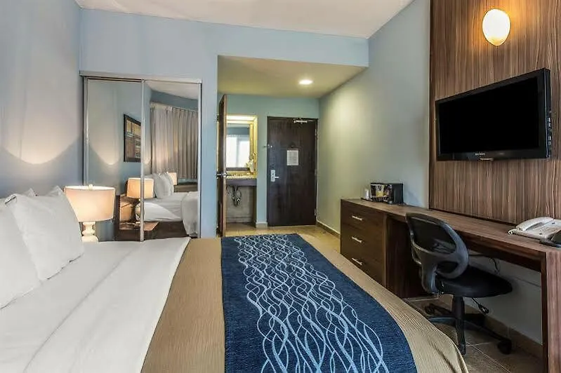 Comfort Inn & Suites Levittown Hotel